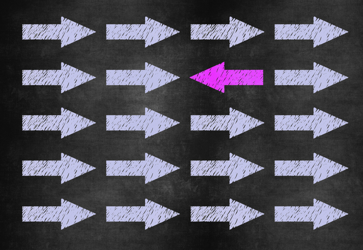 Series of white arrows and one pink arrow pointing the other direction